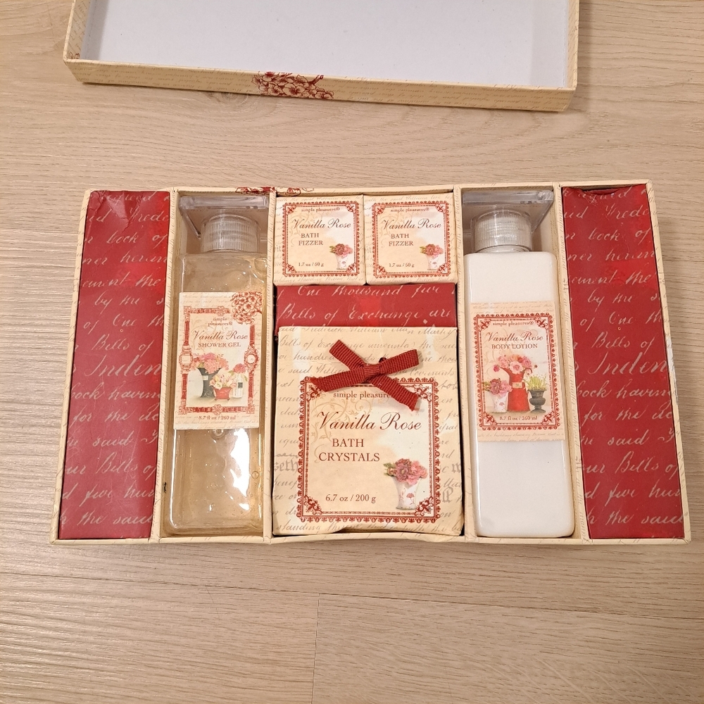 Simple‎ Pleasures Vanilla Rose Elegant Spa Bath Set Body Lotion Shower Gel 2008